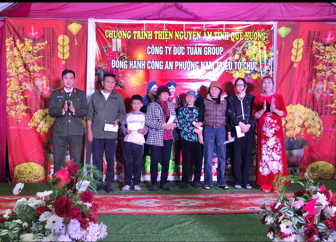 Công an phường Nam Triệu: Phối hợp trao quà Tết cho 61 hộ nghèo 